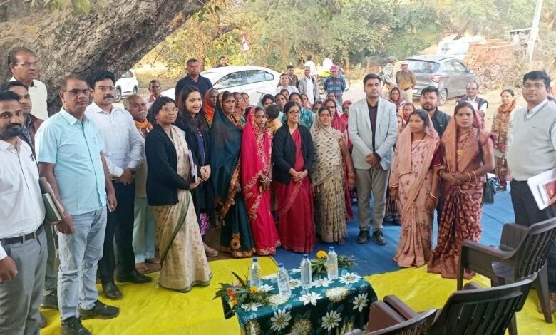 राजनांदगांव : आयुक्त कृषि उत्पादन शहला निगार ने विभिन्न योजनाओं तथा फसल चक्र परिवर्तन कार्यक्रम की प्रगति का अवलोकन करने विभिन्न ग्रामों का किया निरीक्षण