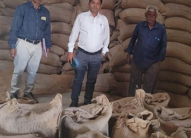 राजनांदगांव : आज कुल 6 प्रकरणों में 24 लाख 75 हजार 40 रूपए मूल्य के 798.40 क्विंटल (1996 बोरा) अवैध धान एवं 2 वाहन जप्त