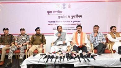 राजनांदगांव : मुख्यमंत्री ने पूना मारगेम : पुनर्वास से पुनर्जीवन अंतर्गत ग्राम कुम्ही में सीपीआई (मोओवादी) संगठन के 12 सक्रिय कैडरों द्वारा आत्मसमर्पण करने वाले माओवादी को मुख्यधारा में शामिल होने के संबंध में ली पत्रकार वार्ता