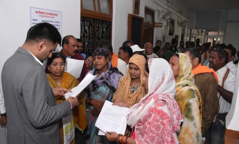 राजनांदगांव : कलेक्टर ने जनदर्शन में पहुंचे जनसामान्य की समस्याओं को गंभीरतापूर्वक सुना