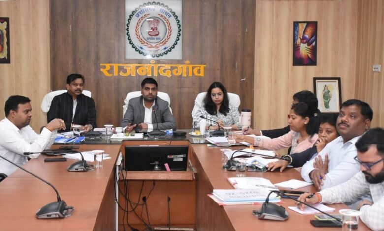 राजनांदगांव : शासन की विभिन्न योजनाओं के तहत जिले तथा शहर के विकास के लिए सभी अधिकारी प्रतिबद्धतापूर्वक करें कार्य : कलेक्टर