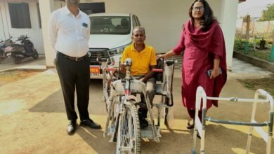 मोहला : कलेक्टर प्रजापति ने दिव्यांग जीवन को दिया ट्राइसाइकिल, खिला चेहरा