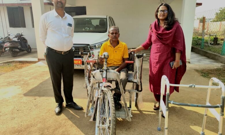 मोहला : कलेक्टर प्रजापति ने दिव्यांग जीवन को दिया ट्राइसाइकिल, खिला चेहरा