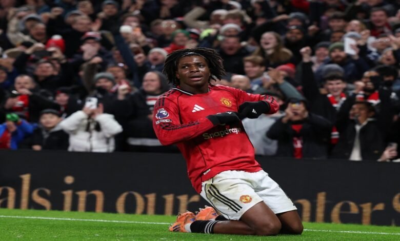 न्यूकैसल बनाम मैनचेस्टर यूनाइटेड के इस रोमांचक मैच का पहला हाफ खत्म हुआ है और फुटबॉल एक्सपर्ट्स की प्रतिक्रियाएं काफी दिलचस्प हैं। मुख्य आकर्षण का केंद्र न्यूकैसल के युवा स्टार पैट्रिक डोर्गु रहे हैं, जबकि यूनाइटेड की टीम संरचना और कप्तानी पर सवाल उठ रहे हैं।