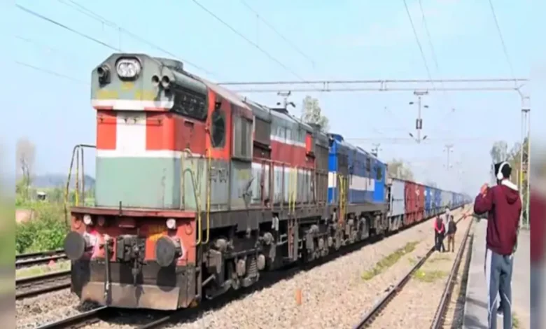 Bihar Train Accident: जमुई में बड़ा रेल हादसा, सीमेंट लदी मालगाड़ी के डिब्बे पटरी से उतरे, रेल यातायात ठप