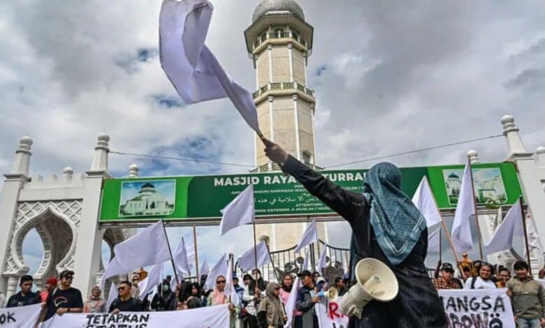 इंडोनेशिया बाढ़: आचे के लोग क्यों लहरा रहे हैं सफेद झंडे? सरकार की प्रतिक्रिया पर आक्रोश