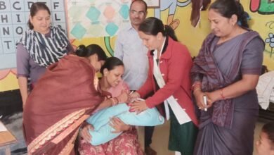 राजनांदगांव : लखोली में पार्षद निर्मलकर ने पिलाई बच्चों को पोलियों खुराक