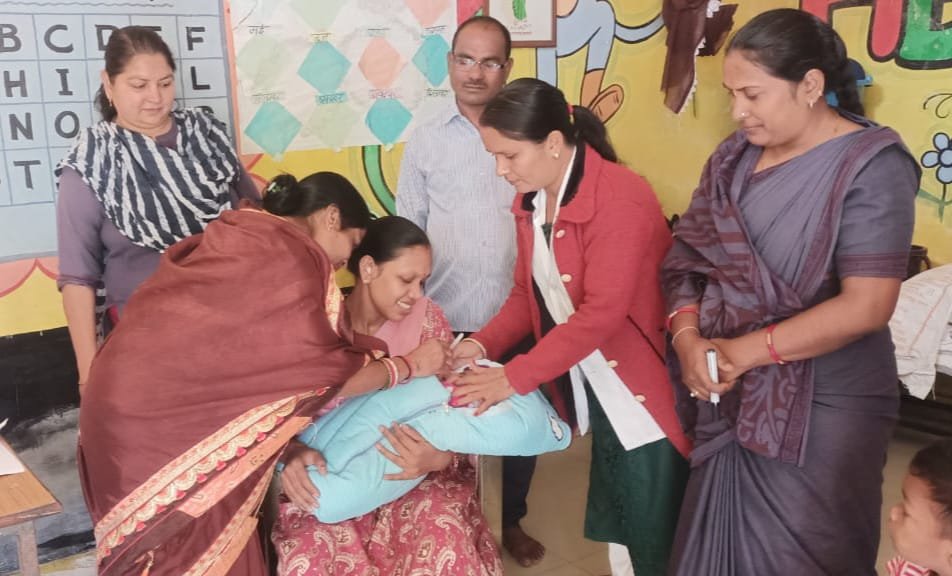 राजनांदगांव : लखोली में पार्षद निर्मलकर ने पिलाई बच्चों को पोलियों खुराक