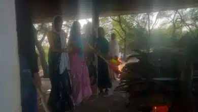 Rajnandgaon:ग्राम पनेका में बेटियों ने निभाया अंतिम कर्तव्य मां को दी मुखाग्नि