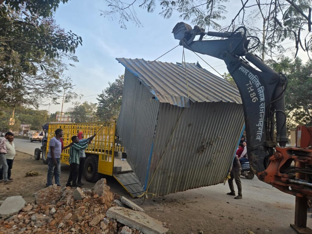 Rajnandgaon: कमला कालेज रोड में अतिक्रमण की तैयारी, निगम का अमला ने 5 बंद ठेले हटा बास, बल्ली उखाडे़