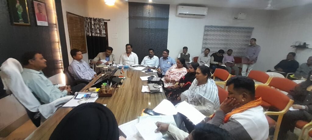 महापौर परिषद की बैठक मेें सामाजिक सुरक्षा पेंशन, पाईप लाईन विस्तार, डामरीकरण सहित शापिंग काम्पलेक्स निर्माण एवं वार्षिक निविदा आमंत्रण की दी गई स्वीकृति