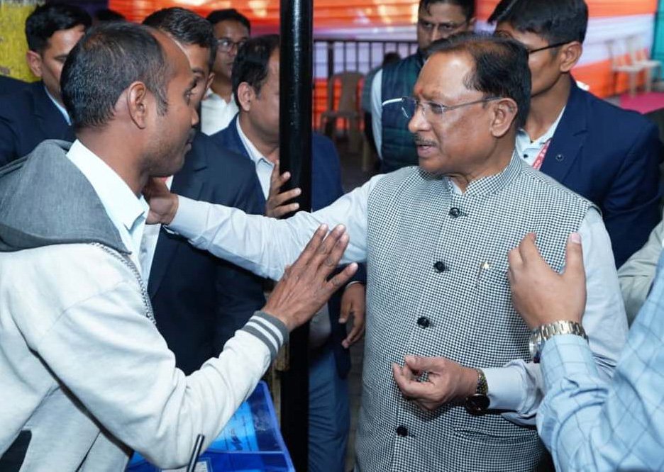 सुशासन के केंद्र में संवेदनशीलता, जनदर्शन में तत्काल सुलझी समस्याएं