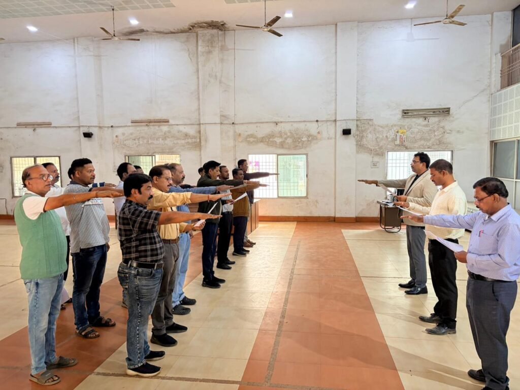 नगर निगम में मतदाता दिवस पर कार्यक्रम आयांेजित आयुक्त विश्वकर्मा ने दिलायी शपथ राजनंादगांव 25 जनवरी। भारत निर्वाचन आयोग के निर्देशानुसार छत्तीसगढ़ मुख्य निर्वाचन अधिकारी एवं जिला निर्वाचन अधिकारी द्वारा मतदाता दिवस 2026 के अवसर पर अधिकारियोें व कर्मचारियो को शपथ दिलाने के निर्देश दिये गये थे। निर्देश के अनुक्रम मंे नगर निगम में आयोजित कार्यक्रम में आयुक्त श्री अतुल विश्वकर्मा ने अधिकारियों व कर्मचारियों को मताधिकार का प्रयोग करने की शपथ दिलायी। इस अवसर पर शपथ ली गयी कि हम भारत के नागरिक,लोकतंत्र में अपनी पूर्ण आस्था रखते हुये शपथ लेते है कि हम अपने देश की लोकतांत्रिक परंपराओं की मर्यादा को बनाए रखेंगे तथा स्वतंत्र, निष्पक्ष एवं शांतिपूर्ण निर्वाचन की गरिमा को अक्षुण्ण रखते हुए, निर्भीक होकर धर्म, वर्ग, जाति, समुदाय, भाषा अथवा अन्य किसी भी प्रलोभन से प्रभावित हुए बिना सभी निर्वाचनों में अपने मताधिकार का प्रयोग करेंगे। नगर निगम में आयोजित मतदाता दिवस कार्यक्रम में कार्यपालन अभियंता श्री दीपक खाण्डे, स.लेखा अधिकारी श्री राकेश नंदे, प्र.कार्यालय अधीक्षक श्री नारायण यादव सहित अधिकारियो व कर्मचारियो ने शपथ ली।