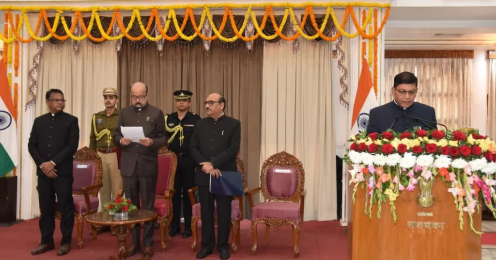 CG: राज्यपाल श्री डेका ने अमिताभ जैन को मुख्य सूचना आयुक्त एवं श्री अग्रवाल और श्री मिश्रा को राज्य सूचना आयुक्त पद की शपथ दिलाई