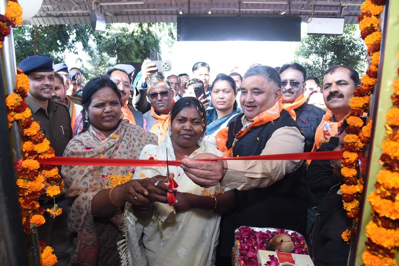 राम-नाम की धुन पर 850 भक्त रामलला के दर्शन के लिए अयोध्या रवाना पर्यटन एवं संस्कृति मंत्री श्री राजेश अग्रवाल ने दिखाई हरी झंडी