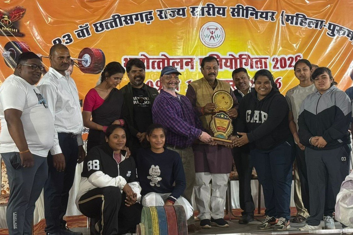 राजनांदगांव:- ९,१० व ११ जनवरी तीन दिवसीय २३ वीं राज्य स्तरीय सिनियर महिला पुरूष भारोतोलन (वेट लिफ्टिंग) प्रतियोगिता कर्मा फिटनेश पचपेड़ी नाका धमतरी रोड़ रायपुर में संम्पन्न हुई, इस स्पर्धा के संबंध में जिला भारोत्तोलन में संघ के अध्यक्ष अमित आजमानी जी ने बताया की २३ वीं राज्य स्तरीय सिनियर वेट लिफ्टिंग प्रतियोगिता में राजनांदगांव जय भवानी व्यायाम शाला स्टेडियम समिति में अभ्याशरत सिनियर महिला वेट लिफ्टर टीम ने एक स्वर्ण, तीन रजत व दो कास्य पदक कुल ६ पदक जीत कर ओवर ऑल चैम्पियन शीप की ट्राफी अपने नाम कर लिए, आजमानी जी ने बताया की कर्मा फिटनेश पचपेड़ी नाका रायपुर में आयोजित कि गई सिनियर राज्य स्तरीय भारोत्तोलन स्पर्धा को नये वजन वर्ग के नियम अनुसार आयोजित किया गया। इसमें राजनांदागंाव के सिनियर महिला टीम ने सर्वाधिक अंक प्राप्त कर चैम्पियनशीप ट्राफी पर अपना कब्जा जमाई, इस ३ दिवसीय भारोत्तोलन प्रतियोगिता कर्मा फिटनेश पंचपेड़ी नाका रायपुर आयोजित किया गया। जो सफलतापूर्वक सम्पन्न हुआ। यह एक एतिहासिक कार्यक्रम जो भव्य रूप में आयोजित किया गया। इस स्पर्धा में २६ जिला एवं ३ युनिट, राजनांदगांव ,रायपुर,बिलासपुर,बलौदाबाजार,दुर्ग, जगदलपुर, बादोल, लगभग १६० खिलाड़ी एवं कोच मैनेजर ने हिस्सा लिया इस स्पर्धा में सिनियर महिला वर्ग में मानसी यादव- स्वर्ण पदक, मुस्कान यादव, भूमि सिंह, रिमझिम मैगी- रजत पदक व जानवी साहू, अंशुल सोनवानी- कास्य पदक प्राप्त किये इन सभी खिलाडियों के चैम्पियनशीप लेने व सफल होने पर जिला भारोत्तोलन संघ के संरक्षक डोमन महोबिया, अजय श्रीवास्तव, नीलू शर्मा, जीतू मुदलियार , अध्यक्ष अमित अजमानी, सचिव अशोक श्रीवास, कोषाध्यक्ष बंसत मैगी, व्यायाम शाला के सचिव शेख वशीम, सहसचिव निरज शुक्ला, उपाध्यक्ष विवेक रंजना सोनी, शंशाक दीपक ठाकुर मजोज यादव, चोवाराम सोनकर, नाहिद अख्तर, अंकुश अजमानी, आकाश सोनी, नरायण लोहार, तामेश्वर बंजारे, अभिशेक अजमानी, रितेश घरड़े, व्यायाम शाला के वरिष्ठ सदस्य दाउद खान, अजय कुलदीप, रामा यादव, जग्गु ठाकुर, नितिन शर्मा, रवि गुप्ता, गणेश साहू, सुखराम मेश्राम, मनिष तिवारी, सचिन महोबिया, गौकरन सोनकर, दिनेश राजपूत, नोमेंद्र यादव, वैभव देवांगन, मजहर खंान आदि सदस्यों ने बधाई प्रेषित किये है। यह जानकारी जिला भारोत्तोलन के सचिव अशोक श्रीवास ने दी।