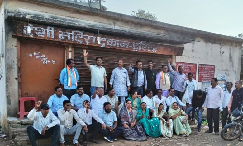 गांधी जी की पुण्य तिथि पर शराब दुकान खोलने का विरोध