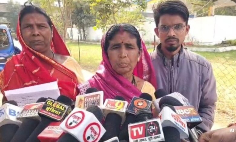 Rajnandgaon: “बेटे की संदिग्ध मौत, इंसाफ की मांग लेकर SP ऑफिस पहुँची माँ”, बोली – हमें इंसाफ चाहिए,