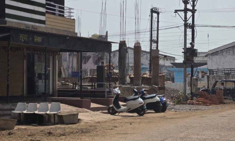 Rajnandgaon: जनता कॉलोनी में 24 मीटर सड़क पर अवैध निर्माण का आरोप, निगम व गृह निर्माण मंडल से कार्रवाई की मांग