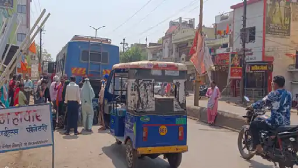 राजनांदगांव : बस का टायर पंचर होने से लगा जाम चिखली रोड में यात्री होते रहे परेशान…