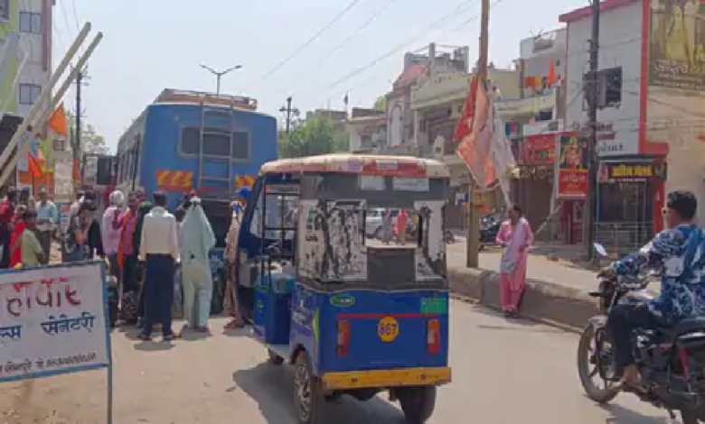 राजनांदगांव : बस का टायर पंचर होने से लगा जाम चिखली रोड में यात्री होते रहे परेशान…