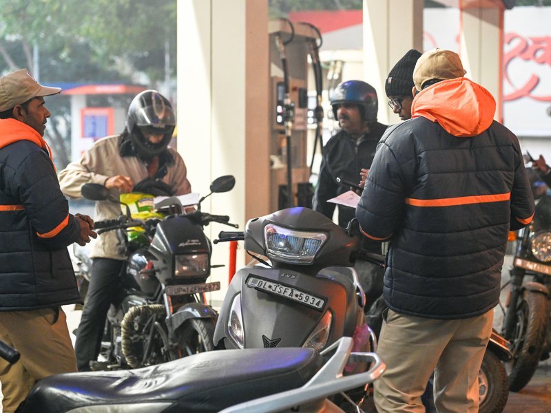 भारत सरकार का बड़ा ऐलान: अभी नहीं बढ़ेंगे पेट्रोल-डीजल के दाम जानें सरकार की तैयारी, रूसी तेल का सहारा और शहर-वार ताजा रेट