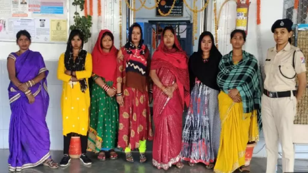 CG : नकली किन्नर राजनांदगांव के पास ट्रेन से गिरफ्तार, हेल्पलाइन पर शिकायत, तत्काल हुई कार्रवाई ...