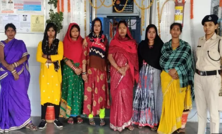 CG : नकली किन्नर राजनांदगांव के पास ट्रेन से गिरफ्तार, हेल्पलाइन पर शिकायत, तत्काल हुई कार्रवाई ...