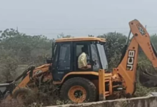 CG : 50 एकड़ की जमीन में अवैध प्लॉटिंग, निगम ने चलाया बुलडोजर …