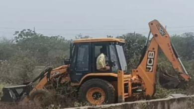 CG : 50 एकड़ की जमीन में अवैध प्लॉटिंग, निगम ने चलाया बुलडोजर …