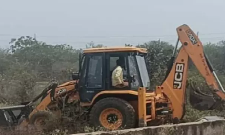 CG : 50 एकड़ की जमीन में अवैध प्लॉटिंग, निगम ने चलाया बुलडोजर …