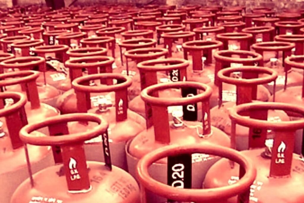 LPG Gas Cylinder Crisis: चित्रकूट में गैस संकट — 13 मार्च को बेटी की शादी, राम बदन सेन को अभी तक नहीं मिला सिलेंडर; एजेंसियों के बाहर घंटों लाइन