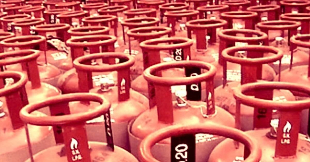 LPG Gas Cylinder Crisis: चित्रकूट में गैस संकट — 13 मार्च को बेटी की शादी, राम बदन सेन को अभी तक नहीं मिला सिलेंडर; एजेंसियों के बाहर घंटों लाइन