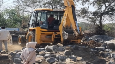 CG : एसडीएम ने किया ऑन द स्पॉट समाधान, स्कूल परिसर के कब्ज़ा पर चला बुलडोजर…