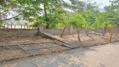 राजनांदगांव : लंबे समय से क्षतिग्रस्त फेंसिंग की मरम्मत नहीं करने से खतरा बढ़ा…