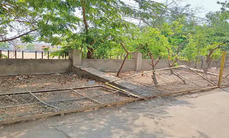 राजनांदगांव : लंबे समय से क्षतिग्रस्त फेंसिंग की मरम्मत नहीं करने से खतरा बढ़ा…