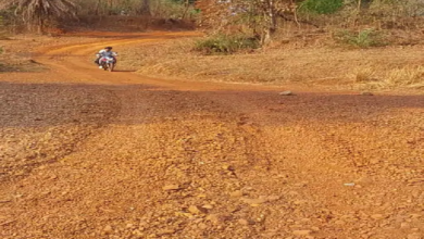 अंबागढ़ चौकी , वनांचल के जिन इलाके की रॉयल्टी से पूरे जिले के विकास का खाका तैयार किया जाता है। वहां के ग्रामीण आज भी बुनियादी सुविधाओं के लिए तरस रहे हैं। मानपुर और खड़गांव तहसील के दर्जनों गांव आजादी के अमृत काल में भी पक्की सड़क और सुरक्षित पुलों के अभाव में जी रहे हैं। आलम यह है कि गांवों तक पहुंचने के लिए केवल ऊबड़-खाबड़ पगडंडियां ही एकमात्र सहारा हैं। यहां पक्की सड़क का इंतजार लोगों का सपना बना हुआ है। बारिश आई तो आफत और बढ़ जाती है। लोगों को कीचड़ से जूझकर आवाजाही करना पड़ रहा है। सड़क को लेकर कई बार मांगे भी उठाई जा चुकी है। इसके बाद भी अब तक इन गांव के लोगों को राहत नहीं मिली है। ग्राम कच्ची सड़क और पगडंडी के सहारे ही आवाजाही को मजबूर हैं। सालों से इन गांव के लोग पक्की सड़क बनने की राह देख रहे हैं। अब तक पक्की सड़क सपना ही बना हुआ है। 40 साल से अधूरी सड़क 1985 के बाद गिट्टी नहीं ब्लॉक मुख्यालय मानपुर से महज 5 किमी दूर स्थित ग्राम घोटिया की कहानी विकास के दावों की पोल खोलती है। यहां आखिरी बार सड़क का निर्माण साल 1984-85 में तत्कालीन सरपंच कटियाराम के कार्यकाल में हुआ था। उसके बाद से आज तक किसी भी जनप्रतिनिधि या अधिकारी ने सुध नहीं ली। शेरपार, घोटिया और मरापीटोला जैसे क्षेत्रों में सड़क न होने से बारिश के दिनों में ग्रामीणों को 10 से 15 किमी का चक्कर लगाकर मुख्यालय पहुंचना पड़ता है। इससे परेशानी होती है। युवाओं का छलका दर्द: बिना सड़क कौन देगा बेटी ग्राम पंचायत सिवनी के शिक्षित युवा राजेंद्र पुरामें ने एक गंभीर सामाजिक समस्या की ओर ध्यान आकर्षित किया है। उन्होंने बताया कि झलका पारा से बोगरे पारा तक सड़क न होने के कारण गांव के लड़कों के विवाह संबंध नहीं हो पा रहे हैं। कोई भी पिता अपनी बेटी को ऐसे गांव में नहीं ब्याहना चाहता जहां पक्की सड़क तक न हो। वहीं, सड़क के अभाव में बच्चे 7 किमी पैदल चलने के बजाय स्कूल छोड़ रहे हैं (ड्रॉपआउट) या पड़ोसी जिले कांकेर के स्कूलों का रुख कर रहे हैं। क्षेत्रीय विधायक इंद्रशाह मंडावी का कहना है कि उन्होंने 2022 के बजट में इन सड़कों को प्राथमिकता से शामिल कराया था, लेकिन सत्ता परिवर्तन के बाद वर्तमान सरकार प्रशासकीय स्वीकृति देने में रुचि नहीं दिखा रही है। दूसरी ओर, तेलीटोला से गुड़ाटोला जैसे घनी आबादी वाले क्षेत्रों के ग्रामीण आज भी पक्की सड़क की प्रतीक्षा में हर साल बरसात का नरक झेलने को मजबूर हैं।