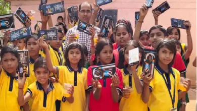 CG : प्रधानपाठक ने अपने जन्मदिन पर बच्चों को बांटे गिफ्ट…