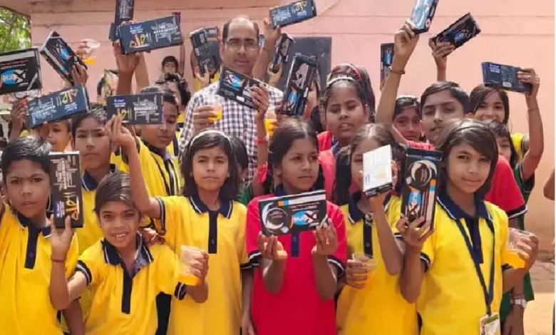 CG : प्रधानपाठक ने अपने जन्मदिन पर बच्चों को बांटे गिफ्ट…