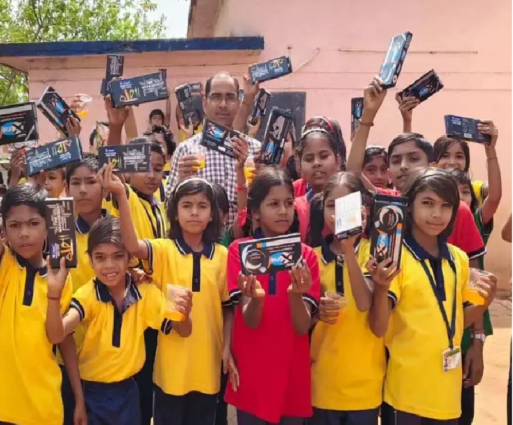 CG : प्रधानपाठक ने अपने जन्मदिन पर बच्चों को बांटे गिफ्ट…