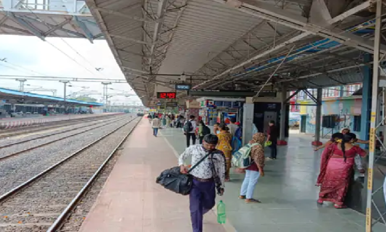 राजनांदगांव : ट्रेनों की लेटलतीफी से यात्री गर्मी में परेशान हो रहे, राहत नहीं मिल रही…
