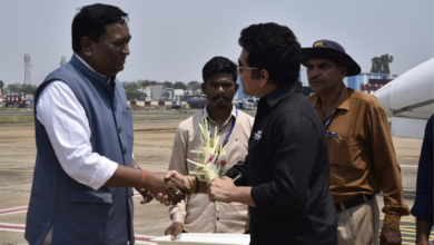 भारत रत्न सचिन तेंदुलकर का एयरपोर्ट में आत्मीय स्वागत