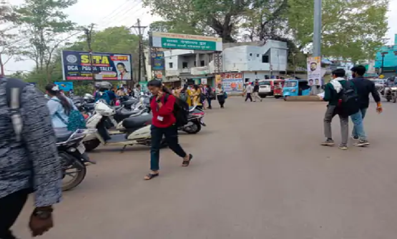 राजनांदगांव : कॉलेज के सामने बेतरतीब पार्किंग होने से जाम, लोग हो रहे हैं परेशान…