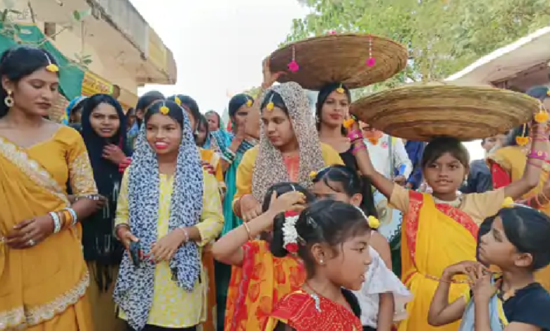 राजनांदगांव : ढोल-नगाड़ों और गीत-संगीत से धूमधाम से कराया, पारंपरिक न्योता भोज भी हुआ…