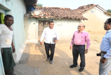 CG : कलेक्टर उइके ने ग्राम बोकरामुड़ा बिसुराम सोरी के घर जाकर प्राचीन तालपत्र पांडुलिपि का किया अवलोकन…