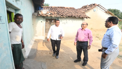 CG : कलेक्टर उइके ने ग्राम बोकरामुड़ा बिसुराम सोरी के घर जाकर प्राचीन तालपत्र पांडुलिपि का किया अवलोकन…