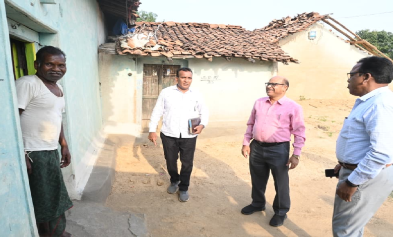 CG : कलेक्टर उइके ने ग्राम बोकरामुड़ा बिसुराम सोरी के घर जाकर प्राचीन तालपत्र पांडुलिपि का किया अवलोकन…