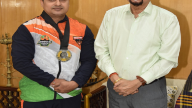CG : राज्यपाल डेका ने स्वर्ण पदक विजेता आर्मरेसलर श्रीमंत झा को दी बधाई