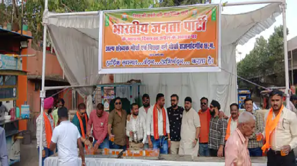 राजनांदगांव : स्वच्छता अभियान के दौरान राहगीरों को पिलाई शरबत…