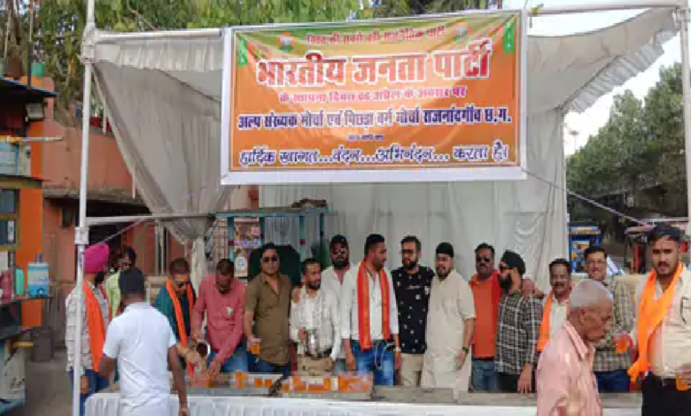 राजनांदगांव : स्वच्छता अभियान के दौरान राहगीरों को पिलाई शरबत…